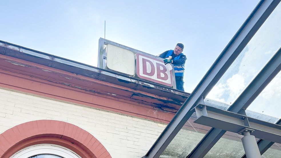 Vom Schild auf dem Dach bis zum Unkraut in den Fugen auf dem Bahnsteig. Es ist Frühjahrsputz angesagt in Leer. Foto: Vera Vogt