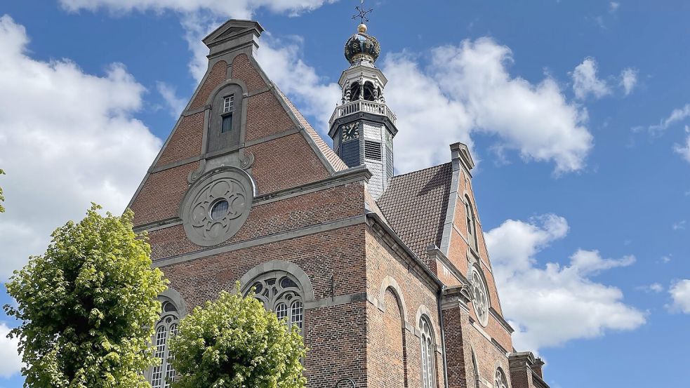 Die Neue Kirche steht mitten im Emder Stadtteil Faldern.