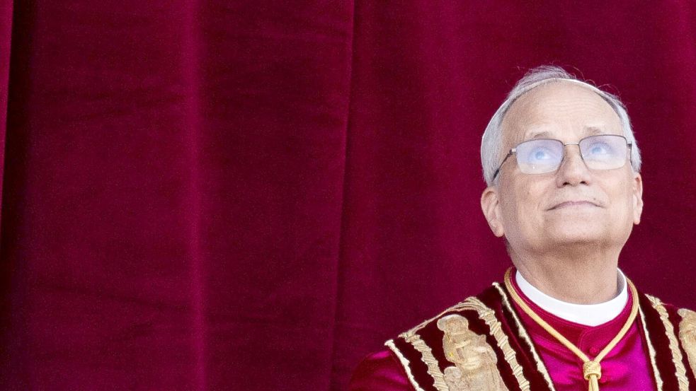 Der neue Papst Leo XIV. erscheint nach dem Konklave auf dem Balkon des Petersdoms. Mit ihm könnte eine neue Ära in der katholischen Kirche beginnen. Foto: Marijan Murat/dpa