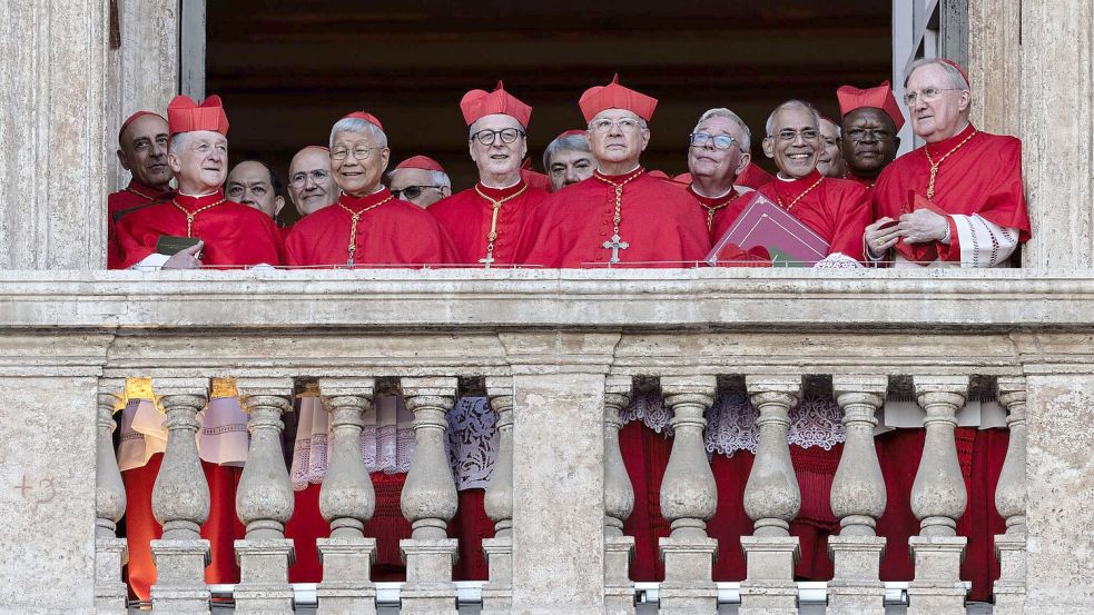 Kardinäle stehen auf einem Balkon des Petersdoms. Die Wahl des neuen Papstes hat nicht einmal 24 Stunden gedauert. Foto: Oliver Weiken/dpa