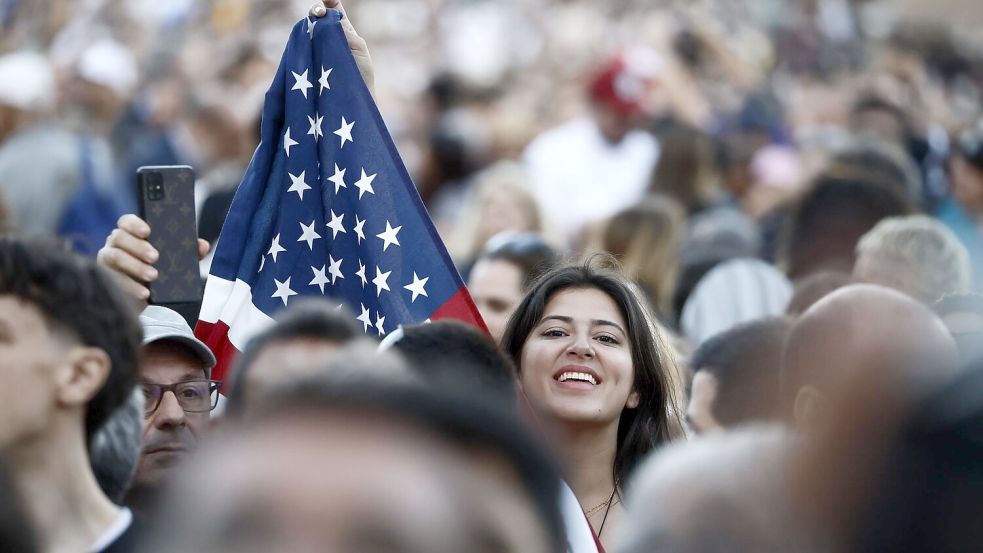 Auch US-Fahnen wurden geschwenkt. Foto: Cecilia Fabiano/LaPresse via ZUMA Press/dpa