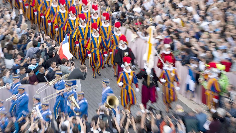 Die Schweizergarde wird den neuen Papst bewachen. Sie marschierte gleich nach seiner Wahl auf dem Petersplatz auf. Foto: Marijan Murat/dpa