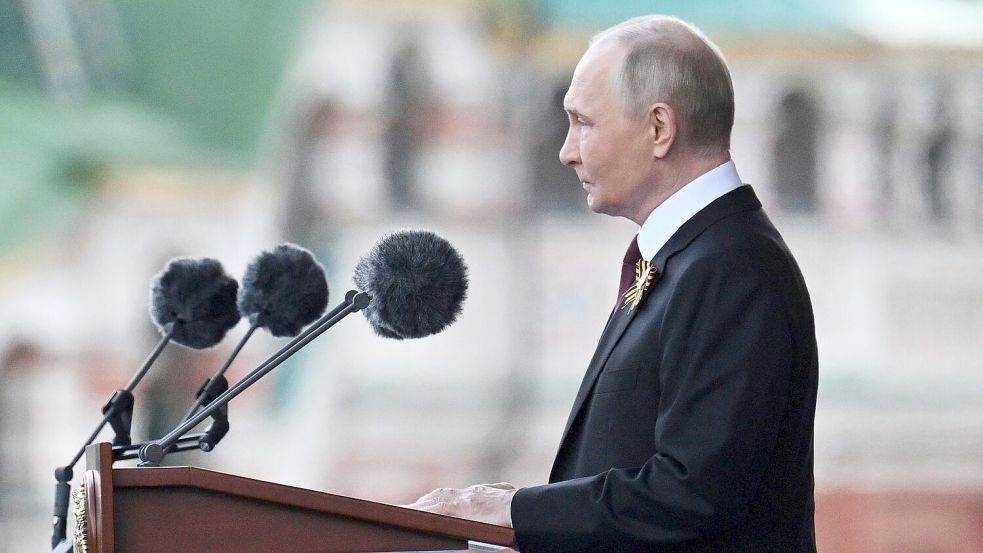 Der russische Präsident Wladimir Putin setzte in seiner Rede den Kampf gegen Nazi-Deutschland mit dem aktuellen Krieg gegen die Ukraine gleich. Foto: Ilya Pitalev/Photo host agency RIA Novosti/AP/dpa
