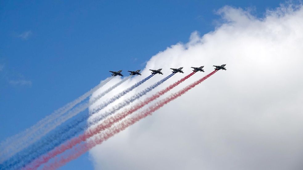 Auch eine Flugshow gehörte zur Militärparade auf dem Roten Platz. Foto: Ulf Mauder/dpa