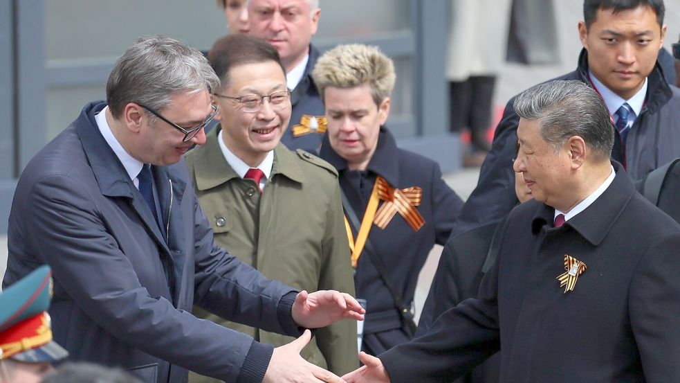 Unter den internationalen Gästen waren Chinas Partei- und Staatschef Xi Jinping, und auch der serbische Staatschef Aleksandar Vucic. Foto: Yuri Kochetkov/Pool EPA/AP/dpa