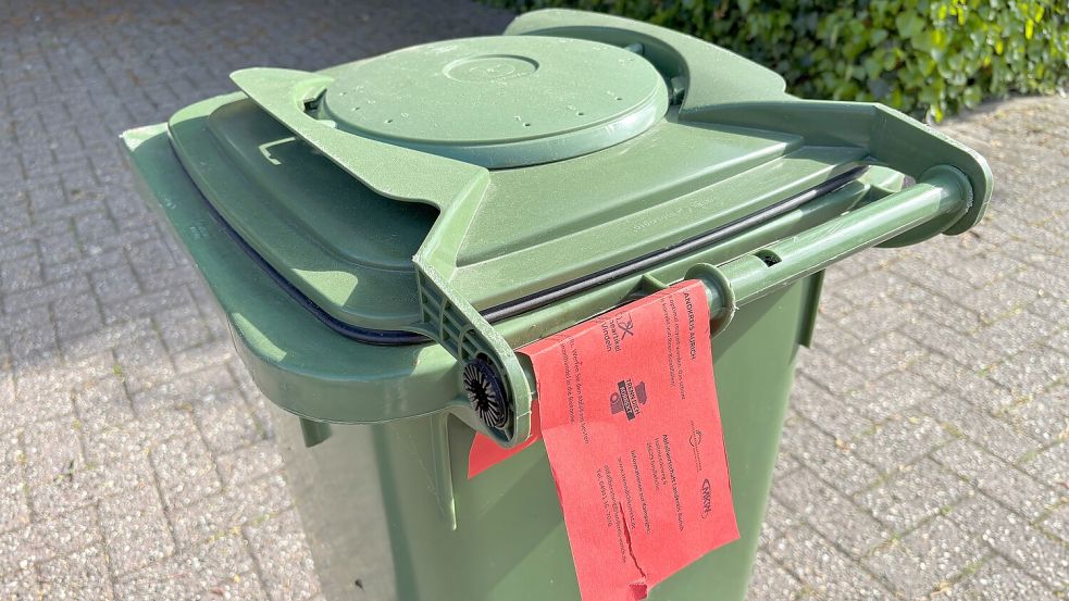 Schärfere Regeln gelten ab sofort für die Befüllung der Biotonne. Wer Fremdstoffe in ihr entsorgt, erhält die rote Karte. Foto: Mieke Matthes