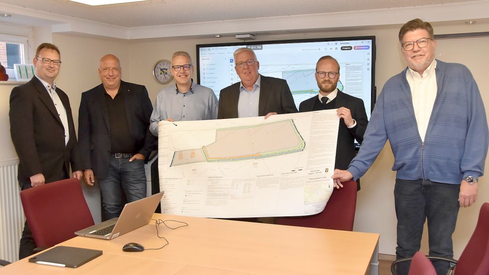 Sie stellten Einzelheiten der Tell-Ansiedlung vor: Die Samtgemeindemitarbeiter Markus Schwarz (von links) und Thomas Weinert, BauamtsleiterJochen Behrends, Tell-Projektleiter Uwe Balfanz, Tell-Geschäftsführer Thomas Gembler und Samtgemeindebürgermeister Gerhard Ihmels. Foto: Thomas Dirks
