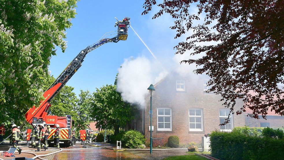 Das Visquarder Dorfgemeinschaftshaus steht in Flammen. Fotos: Heinz Wagenaar