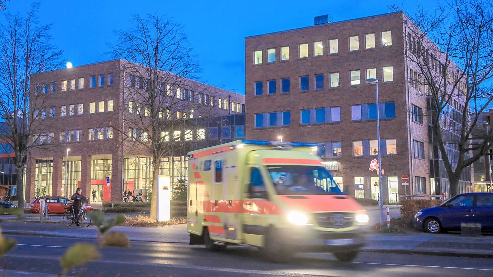 Ein Rettungswagen verlässt das Auricher Krankenhaus, das demnächst geschlossen werden soll. Foto: Romuald Banik