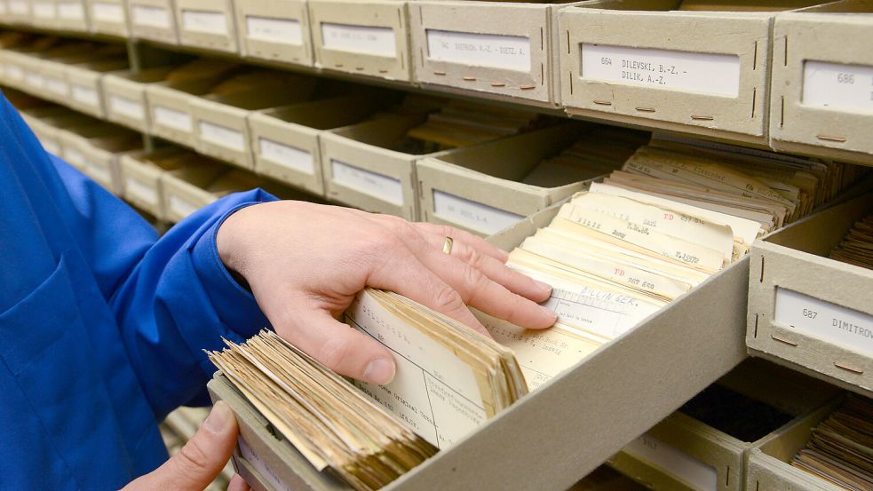 Akten über Akten: Mit der Hilfe der Archive des DRK-Suchdiensts besteht selbst 80 Jahre nach Kriegsende noch eine Chance, mehr über das Schicksal eines Angehörigen herauszufinden. Foto: Uwe Zucchi/dpa