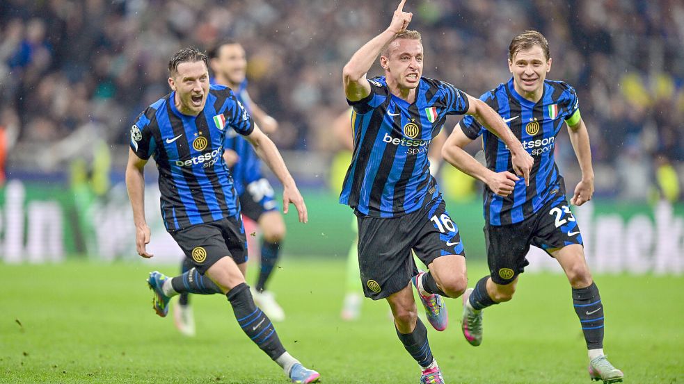 Die Spieler von Inter Mailand im Rausch: Eben hat Daniele Frattesi das Siegtor gegen den FC Barcelona erzielt. Foto: IMAGO/Gonzales Photo/Tommaso Fimiano