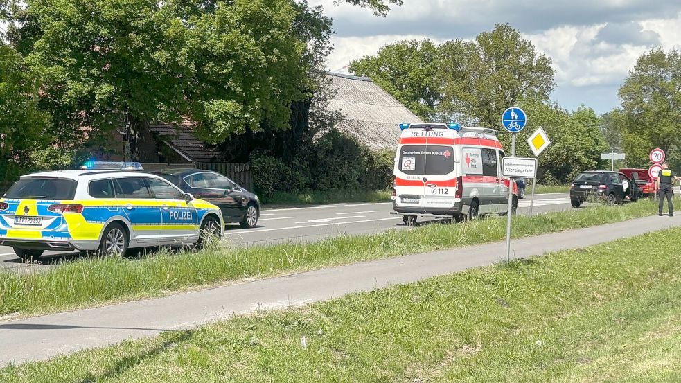 Nach einem Auffahrunfall auf der B 70 bei Steenfelderfehn waren Polizei und Rettungsdienst schnell vor Ort. Foto: Marius Ammermann
