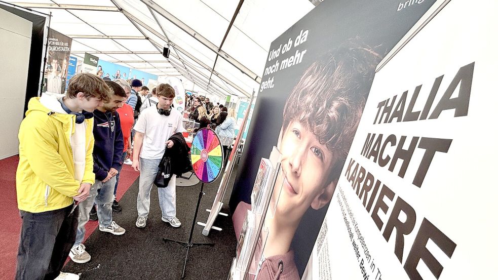 Auf der Job-Messe in Leer können sich Schüler und andere Interessierte über Ausbildungs- und Beschäftigungschancen in Ostfriesland informieren. Foto: Klaus Ortgies