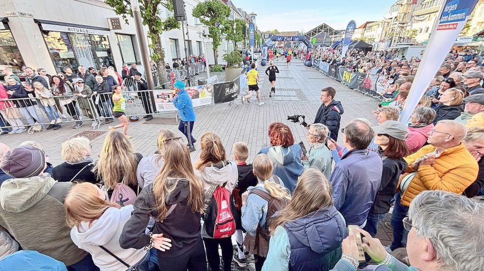 Das Ziel der vierten Etappe ist in der Auricher Innenstadt. Foto: Klaus Ortgies
