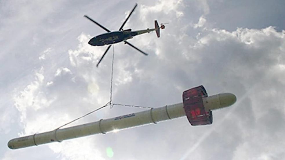 Der Fehntjerin Charlotte van Zoggel gelang diese Aufnahme vom Helikopter und der Mess-Sonde, die daran hängt. Sie entdeckte das „Gespann“ an der Schwarzmoorstraße in Rhauderfehn. Foto: van Zoggel/privat