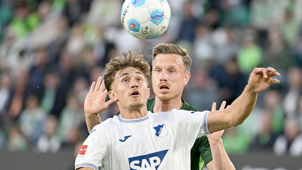 Hoffenheims Tom Bischof (l) und Wolfsburgs Yannick Gerhardt.im Zweikampf. Foto: Swen Pförtner/dpa