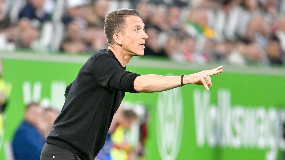Wolfsburgs Trainer Daniel Bauer bei seinem Bundesliga-Debüt. Foto: Swen Pförtner/dpa