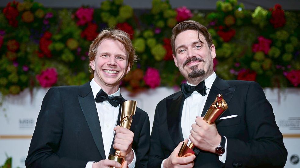 Die Drehbuchautoren Tim Fehlbaum (l) und Moritz Binder haben beim Deutschen Filmpreis abgeräumt. Foto: Sebastian Christoph Gollnow/dpa