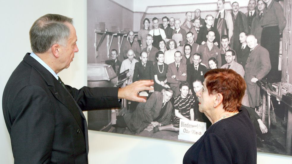 Der ehemalige Kulturstaatsminister Bernd Neumann (links) und Inge Deutschkron, ehemalige Vorsitzende des Fördervereins Blindes Vertrauen e.V., bei der Eröffnung der Dauerausstellung „Blindenwerkstatt Otto Weidt“ im Jahr 2006. Foto: Gero Breloer/dpa