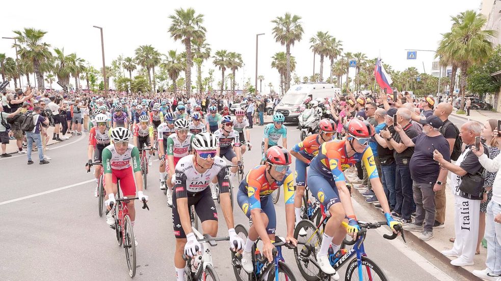 Die Auftaktetappe beim Giro d’Italia. Foto: Massimo Paolone/undefined/LaPresse/AP/dpa