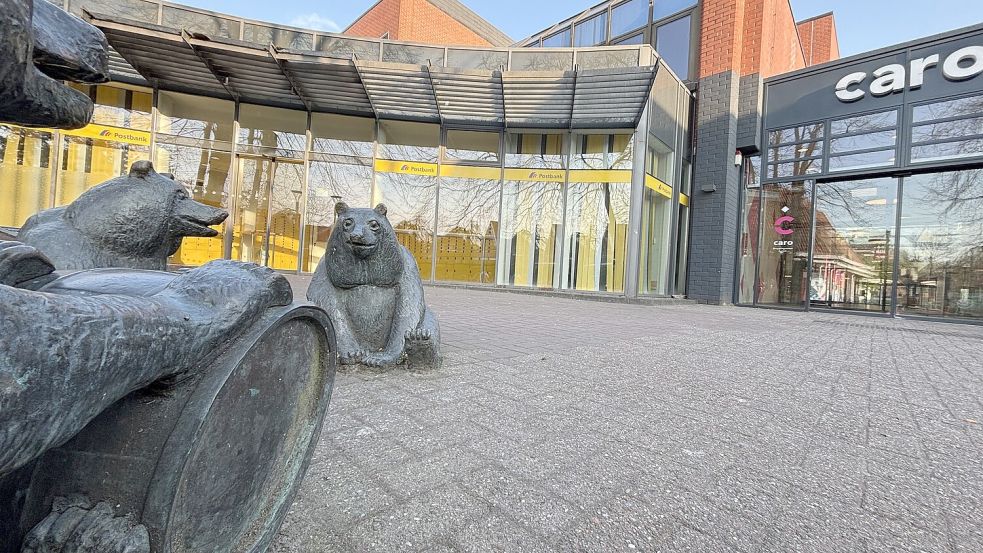 Blick vom Hintereingang auf die Räume der Postbank im Auricher Caro. Das Postgelbe wird hier wohl bald aus dem Bild des Einkaufszentrums verschwinden. Foto: Christin Wetzel