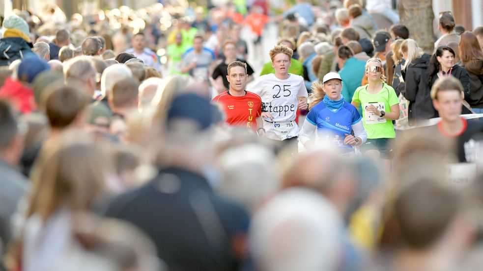 Die Läuferinnen und Läufer des Ossiloops waren am Freitag rund um Aurich unterwegs, Foto: Klaus Ortgies