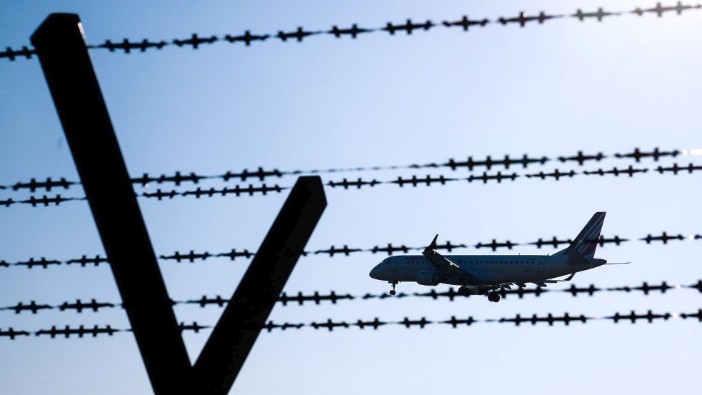Die Gewerkschaft der Polizei in Niedersachsen fordert mehr Personal - auch um bei Rückführungen die Landesaufnahmebehörde unterstützen zu können. (Symbolbild) Foto: Julian Stratenschulte/dpa