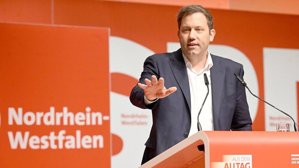 SPD-Bundesparteichef Lars Klingbeil weht von der nordrhein-westfälischen Basis ein scharfer Wind entgegen. Foto: Roberto Pfeil/dpa