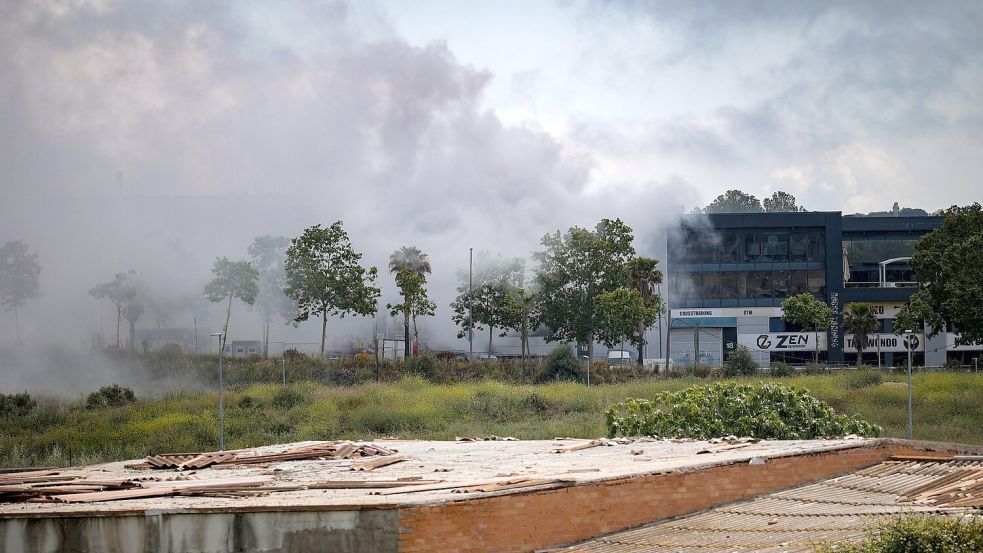 Bei einem Feuer in einer Lagerhalle in Spanien für Chlor ist eine giftige Wolke freigesetzt worden. Foto: Kike Rincón/EUROPA PRESS/dpa