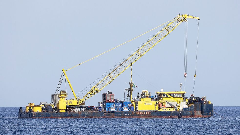 Das riesige Schiff, das vor der italienischen Mittelmeerinsel in etwa 50 Metern Tiefe liegt, sollte ursprünglich bis Mitte Juni nach oben gebracht werden. (Archivbild) Foto: Alberto Lo Bianco/LaPresse via ZUMA Press/dpa