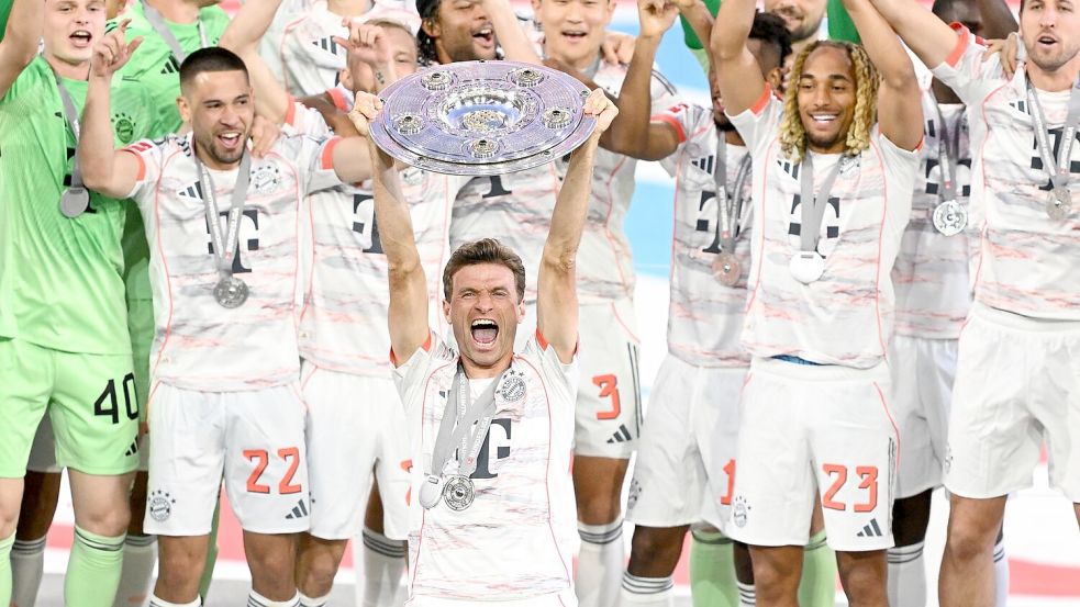 Thomas Müller reckte als erster Bayern-Spieler die Schale in die Höhe. Foto: Sven Hoppe/dpa
