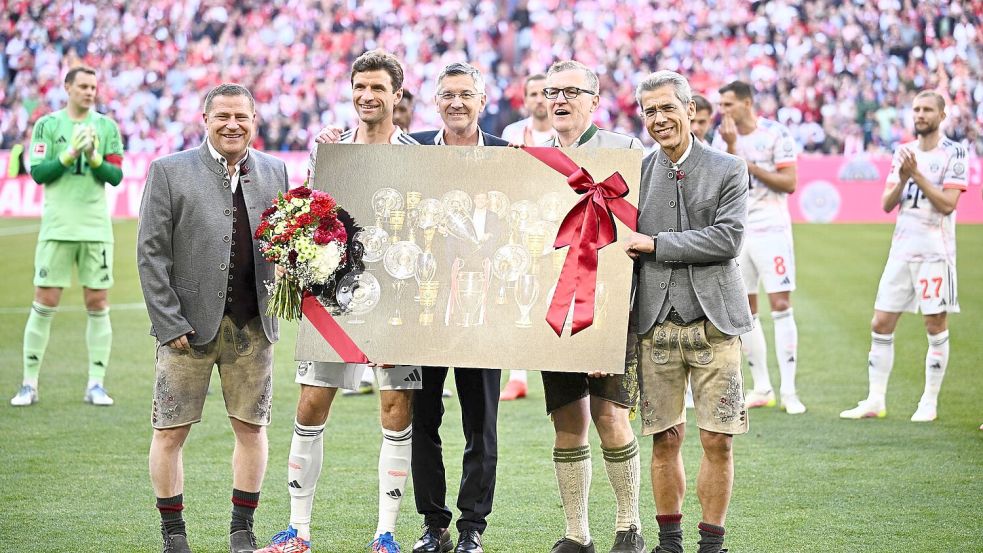 Thomas Müller wird vor seinem letzten Bayern-Heimspiel verabschiedet. Foto: Tom Weller/dpa