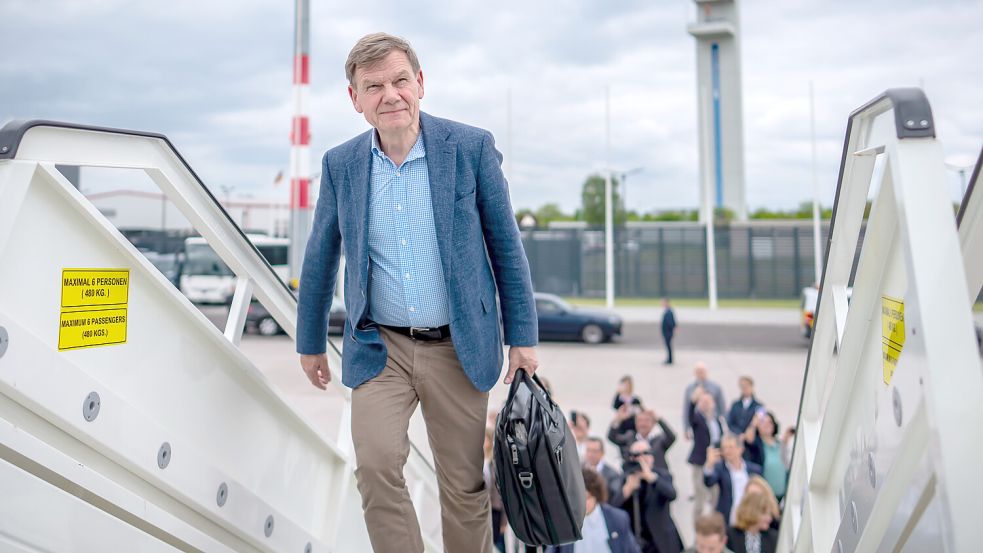 Außenminister Johann Wadephul steigt in eine Maschine der Flugbereitschaft, um zum Antrittsbesuch nach Israel zu reisen. Foto: dpa/Michael Kappeler