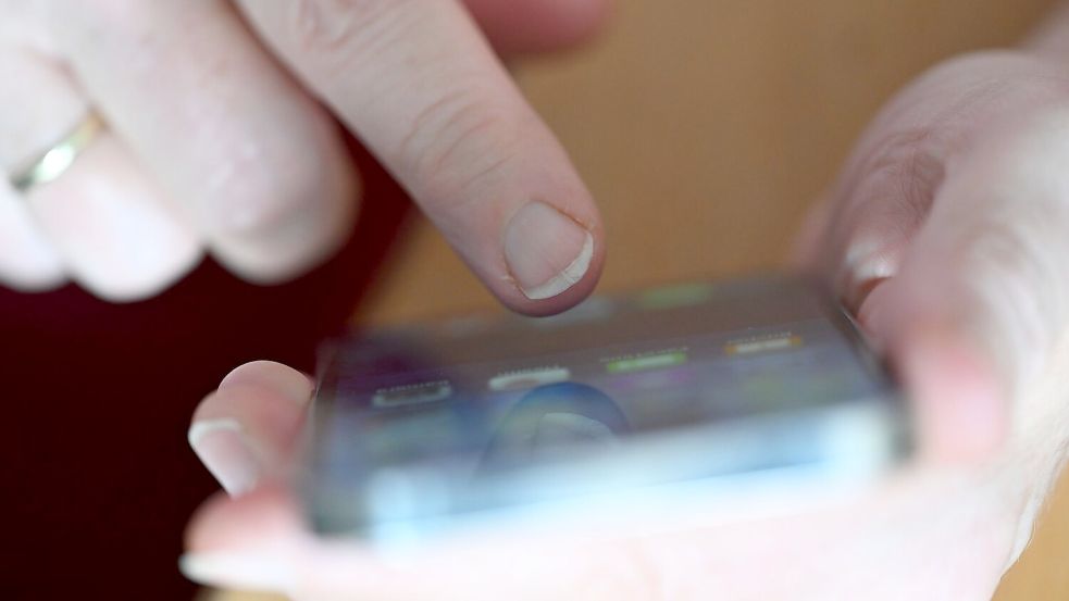 Die Bürger verschicken immer mehr Nachrichten und führen immer weniger klassische Telefonate. Foto: Bernd Weißbrod/dpa
