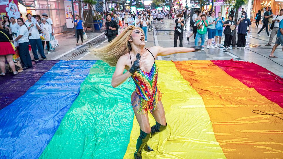 Eine thailändische Trans-Frau am Feiern. Foto: IMAGO/ZUMA Press Wire