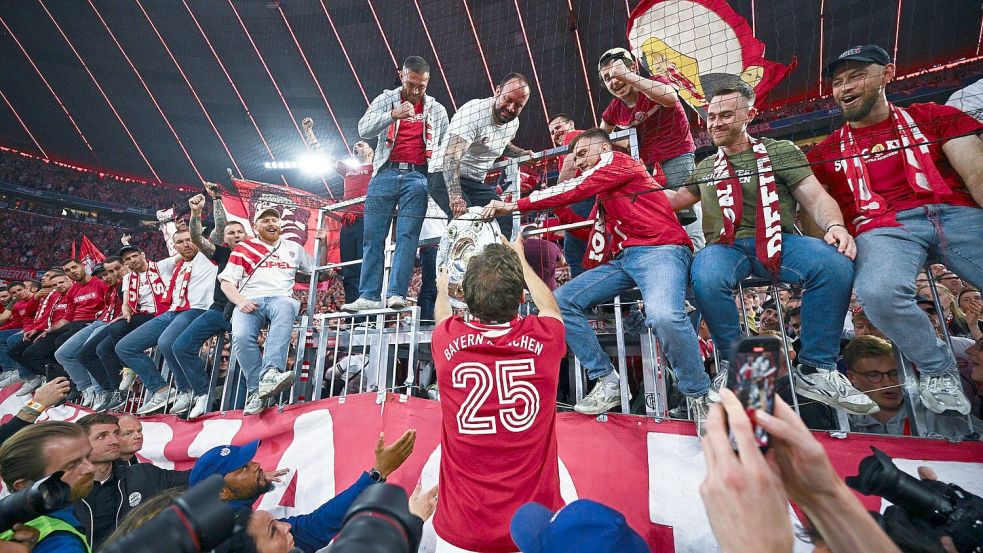 Thomas Müller feiert mit den Fans. Foto: Tom Weller/dpa