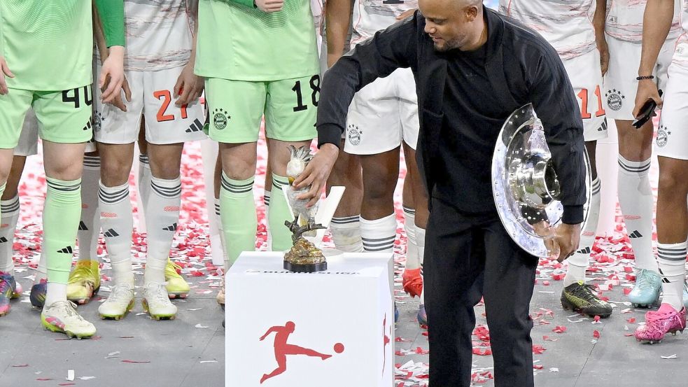 Trainer Vincent Kompany bringt einen Porzellan-Kakadu mit. Foto: Sven Hoppe/dpa