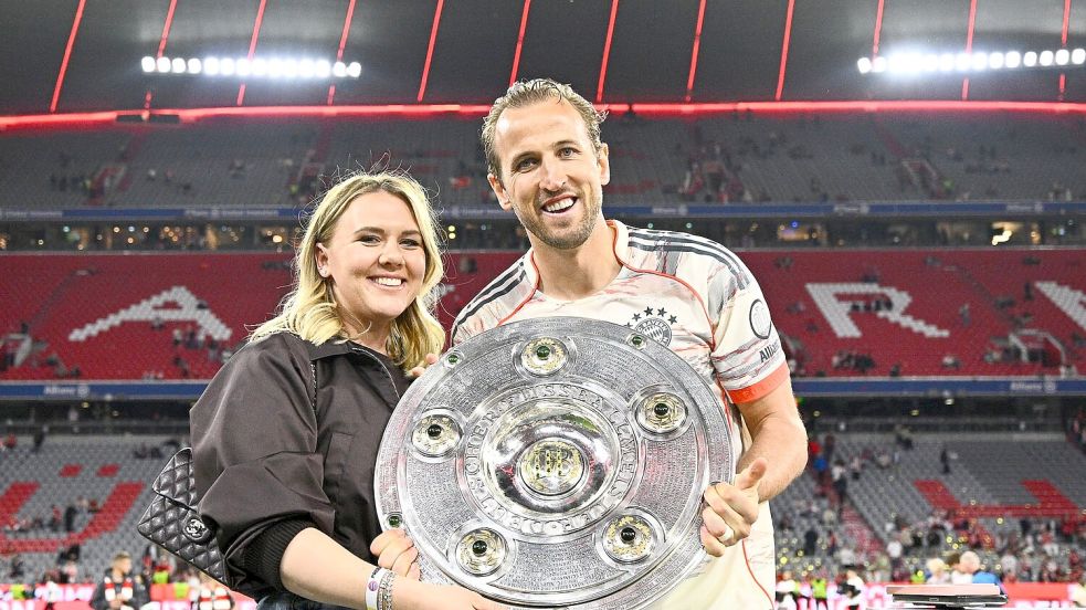 Endlich eine Trophäe: Harry Kane mit Frau Katie Goodland. Foto: Tom Weller/dpa