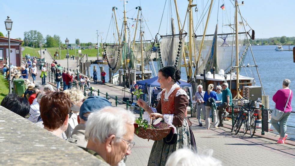 Sonntagskonzert am Hafen: Weil das Konzert auf den Muttertag fiel, wurden an die Gäste rote Rosen verteilt. Foto: Heinz Wagenaar