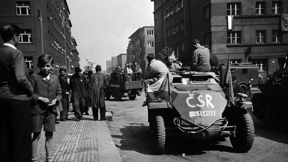 Tschechische Widerstandskämpfer in Prag: der dortige Aufstand endete am 8. Mai 1945, die Kämpfe gegen die Deutschen noch nicht. Foto: imago/CTK Photo