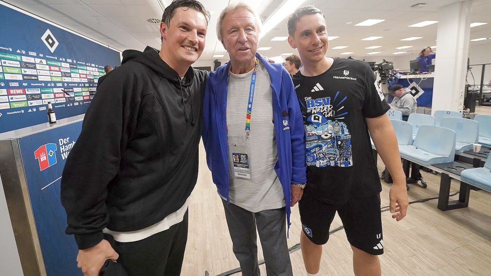 Trainer-Duo mit Legende: HSV-Trainer Merlin Polzin (l), Co-Trainer Loic Favé (r) und Nachwuchsdirektor Horst Hrubesch. Foto: Marcus Brandt/dpa