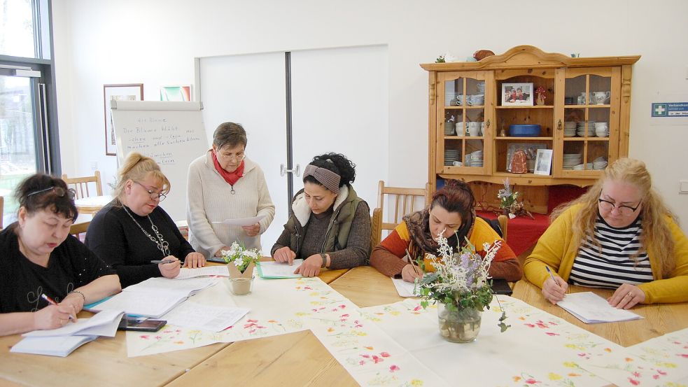 Monika Sobek (stehend) erklärt den Deutschkurs-Teilnehmerinnen im Auricher Mütter- und Frauenzentrum Verben. Foto: Imke Cirksena