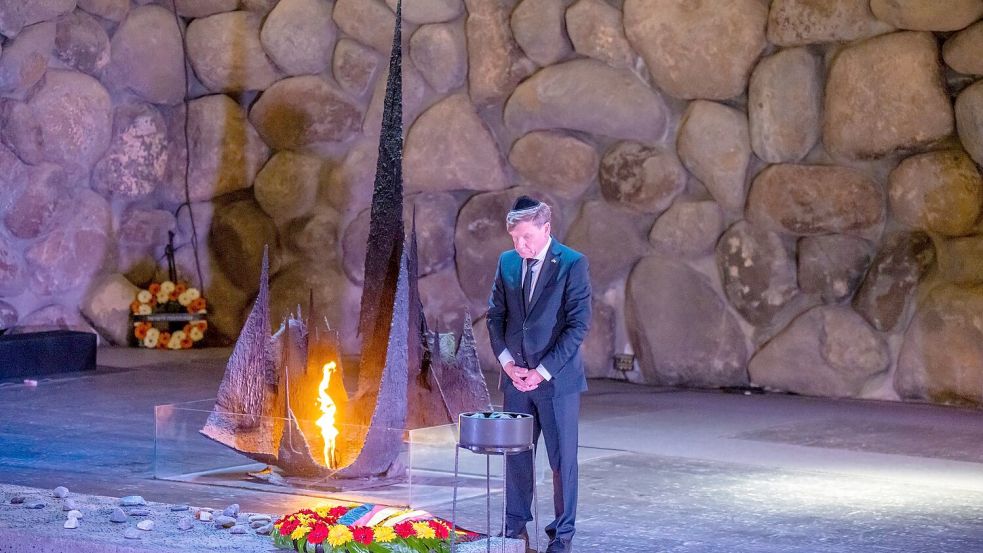 Der neue Außenminister Johann Wadephul (CDU) in der Holocaust-Gedenkstätte Yad Vashem in Jerusalem. Er betont bei seinem Besuch: Die neue schwarz-rote Regierung stehe dazu, dass Israels Sicherheit zur deutschen Staatsraison gehört. Foto: Michael Kappeler/dpa