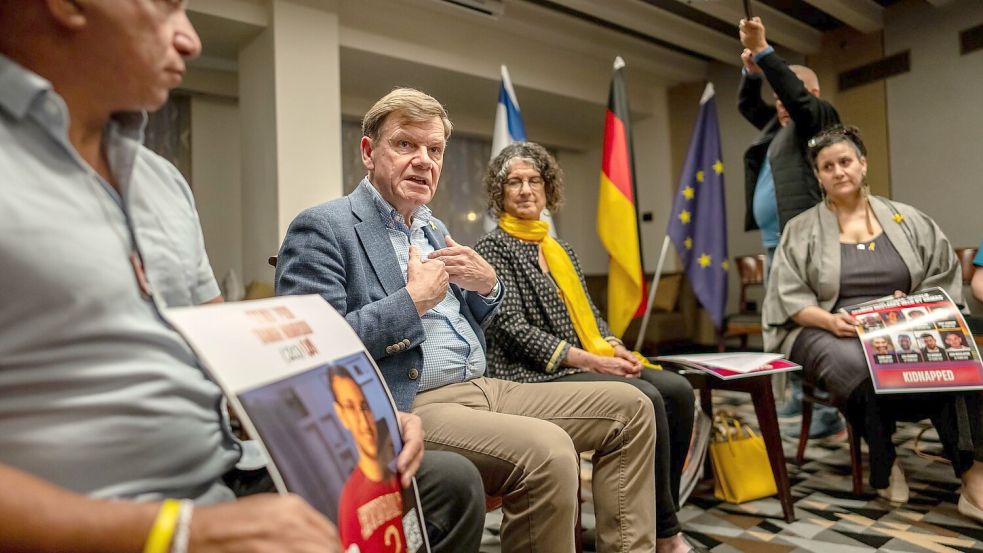 Direkt nach seiner Ankunft trifft der neue Außenminister Johann Wadephul (CDU) in der Küstenmetropole Tel Aviv Angehörige von Geiseln, die von der Hamas noch immer im Gazastreifen festgehalten werden. Foto: Michael Kappeler/dpa