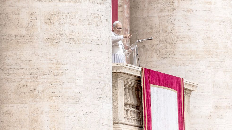 Der neue Papst Leo XIV. nutzt sein Gebet für einen Friedensappell. Foto: Oliver Weiken/dpa