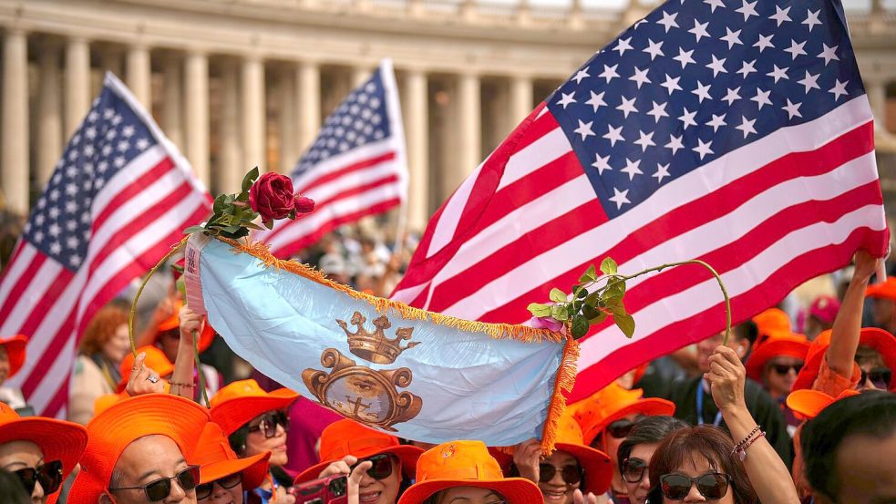 Auch US-Flaggen für den ersten Papst aus den Vereinigten Staaten waren zu sehen. Foto: Andrew Medichini/AP/dpa