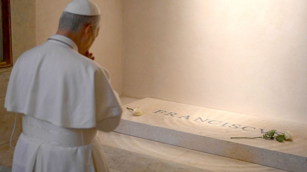 Am Samstag besuchte Leo XIV. das Grab seines Vorgängers Franziskus. Foto: Francesco Sforza/Vatican Media/AP/dpa