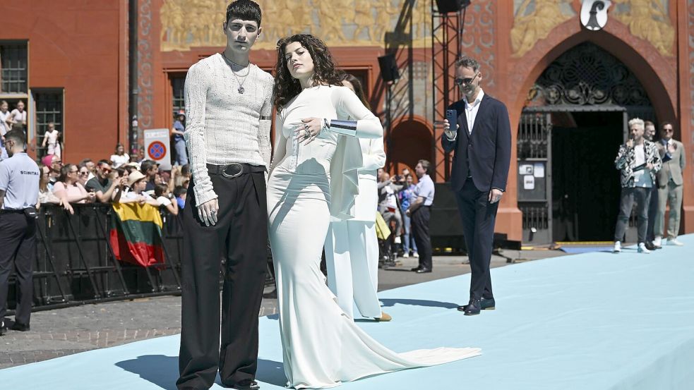 Tynna zeigt sich in einer Art Brautkleid auf dem türkisen Teppich. Foto: Peter Schneider/KEYSTONE/dpa