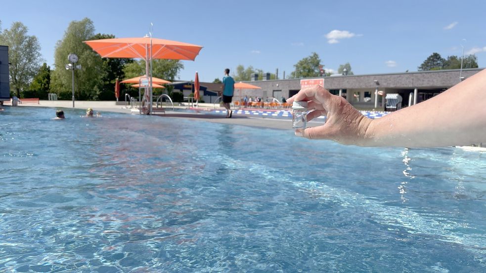 Mit einer Küvette wird eine Wasserprobe genommen, um die Qualität des Freibadwassers zu untersuchen. Getestet wird dreimal täglich, etwa auf pH-Wert oder Chlorgehalt.