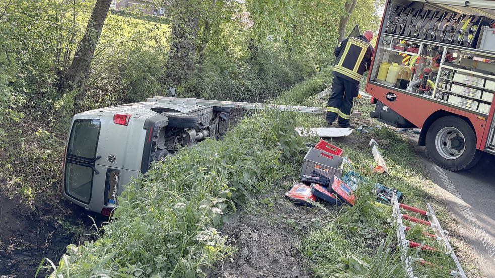 Der Wagen blieb im Graben auf der Seite liegen. Die Bergung des Fahrers war schwierig. Foto: Janßen